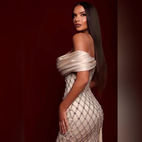 Worn only once for a pageant - Picture 2 of 3